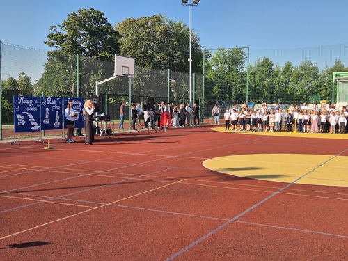 Uroczyste rozpoczęcie nowego roku szkolnego 2025-2026. Ślubowanie i pasowanie uczniów klas pierwszych.
