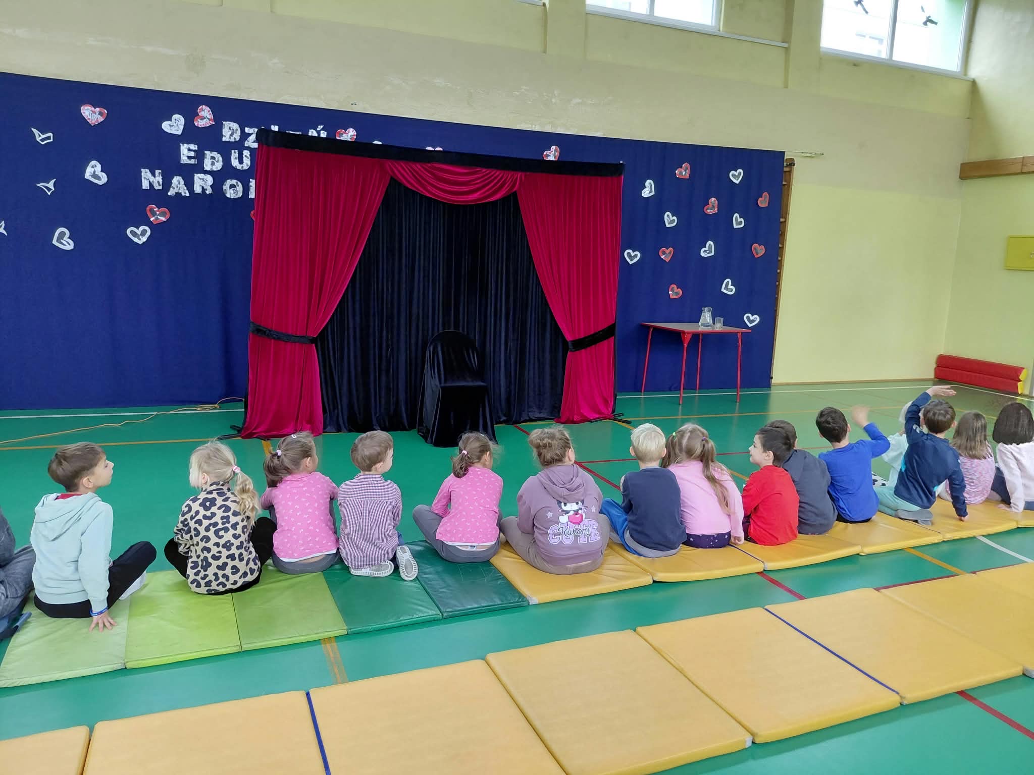 Przedszkolaki na przedstawieniu teatralnym w szkole